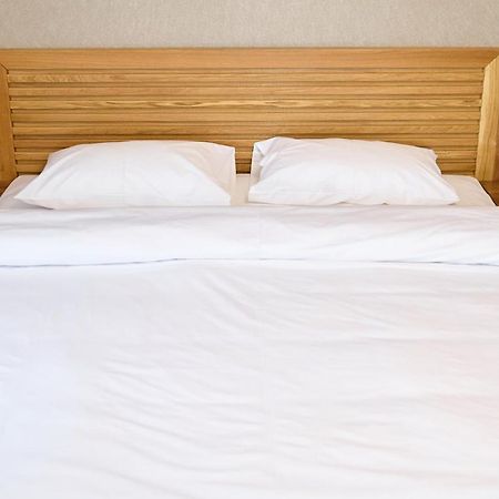 Hotel Eden Rimnicu Sarat Buitenkant foto