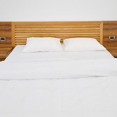 Hotel Eden Rimnicu Sarat Buitenkant foto