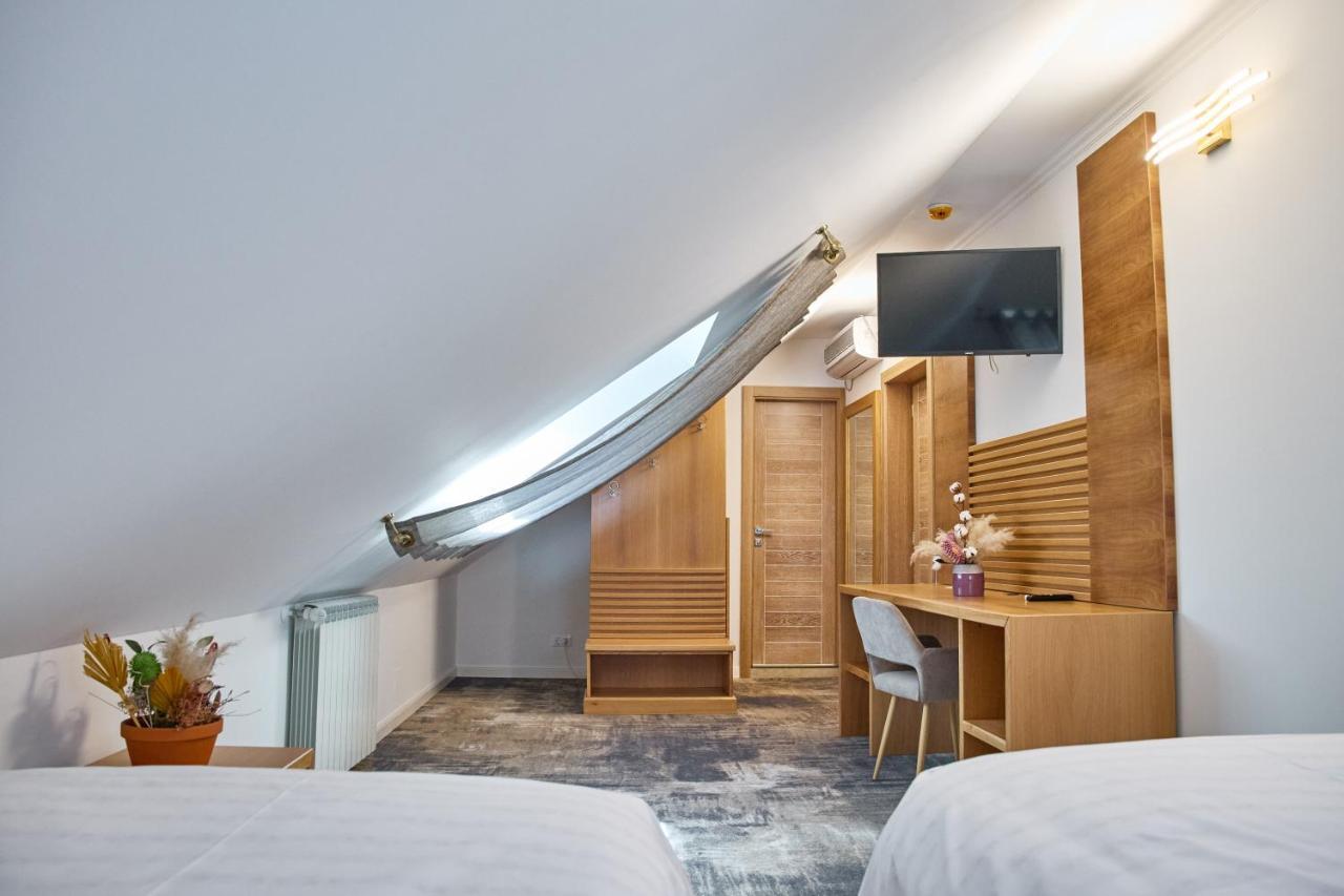Hotel Eden Rimnicu Sarat Buitenkant foto