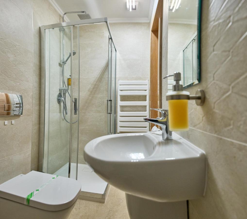 Hotel Eden Rimnicu Sarat Buitenkant foto