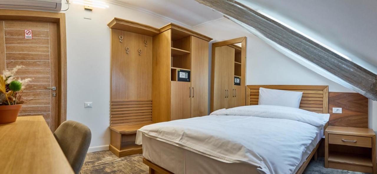 Hotel Eden Rimnicu Sarat Buitenkant foto