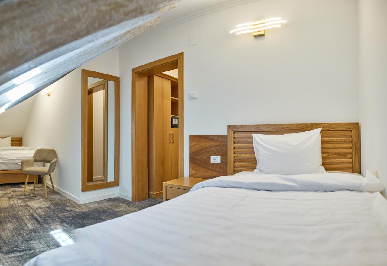 Hotel Eden Rimnicu Sarat Buitenkant foto