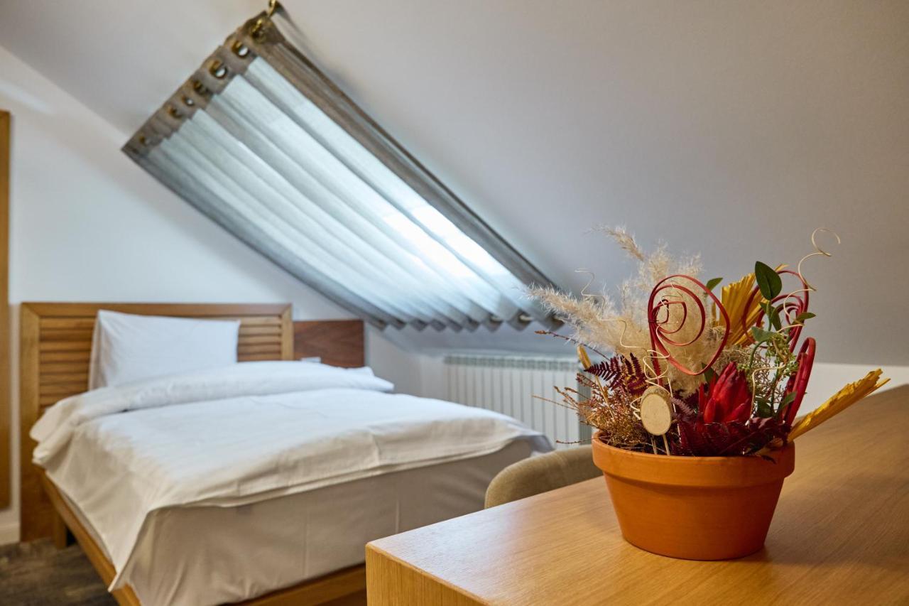 Hotel Eden Rimnicu Sarat Buitenkant foto