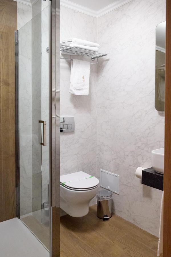 Hotel Eden Rimnicu Sarat Buitenkant foto