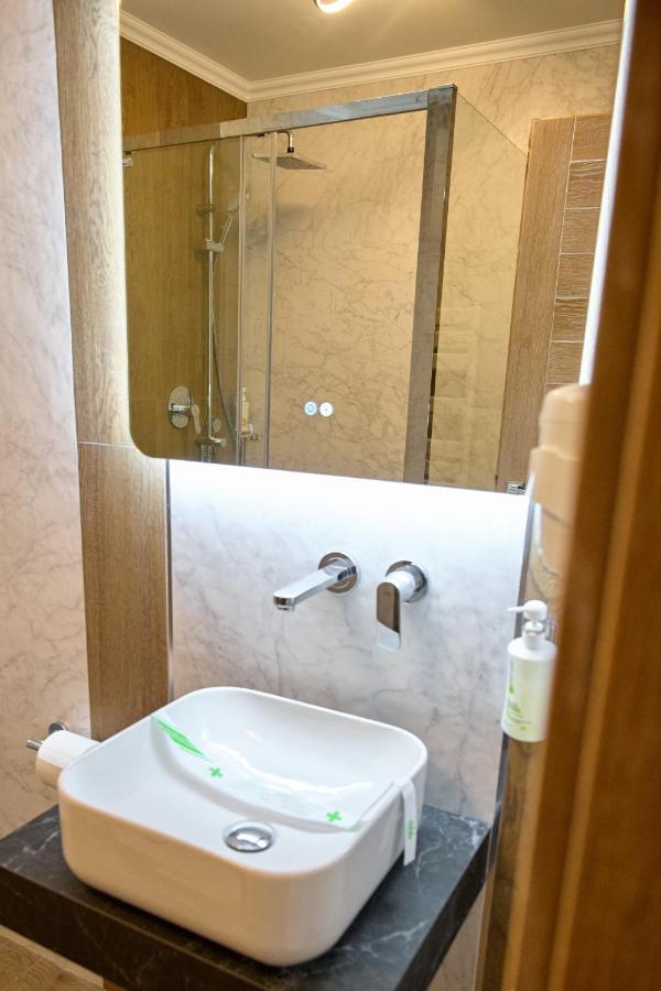 Hotel Eden Rimnicu Sarat Buitenkant foto