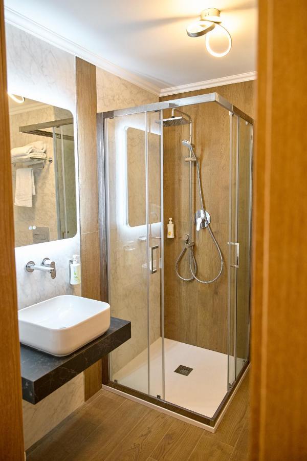 Hotel Eden Rimnicu Sarat Buitenkant foto