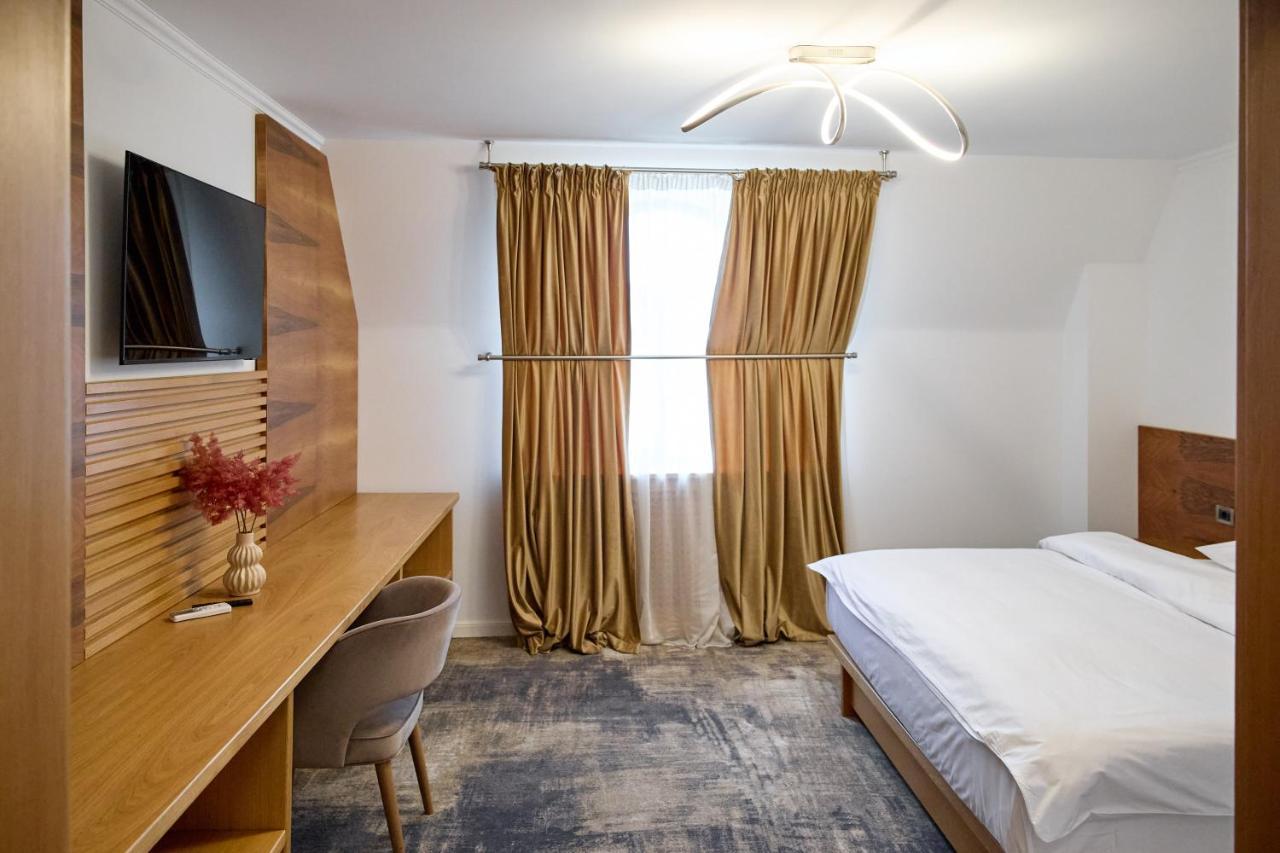 Hotel Eden Rimnicu Sarat Buitenkant foto
