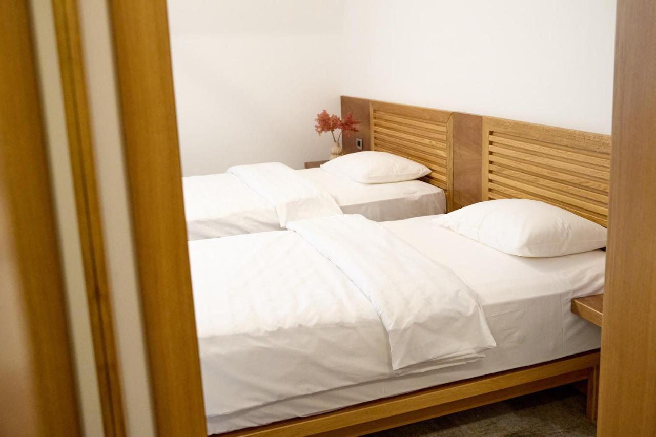 Hotel Eden Rimnicu Sarat Buitenkant foto