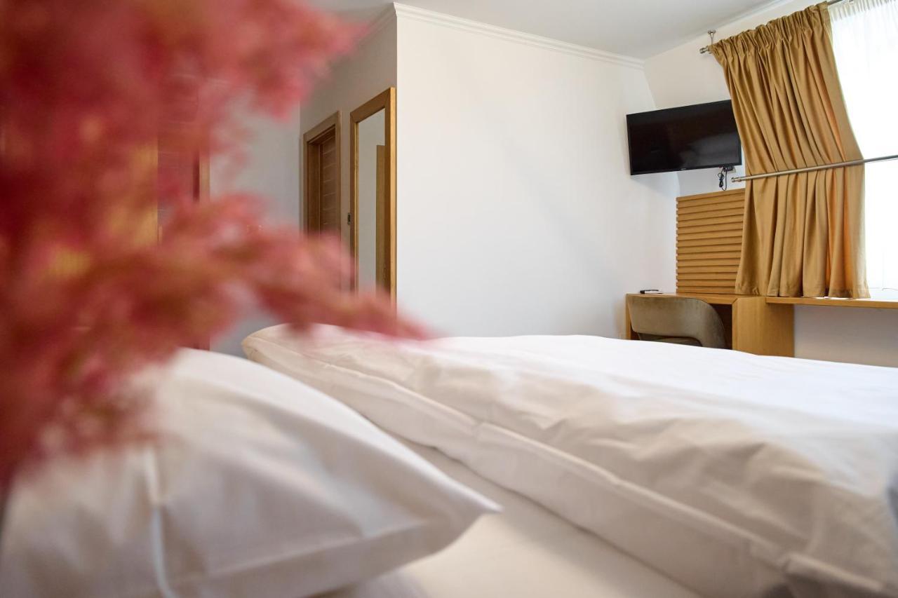 Hotel Eden Rimnicu Sarat Buitenkant foto