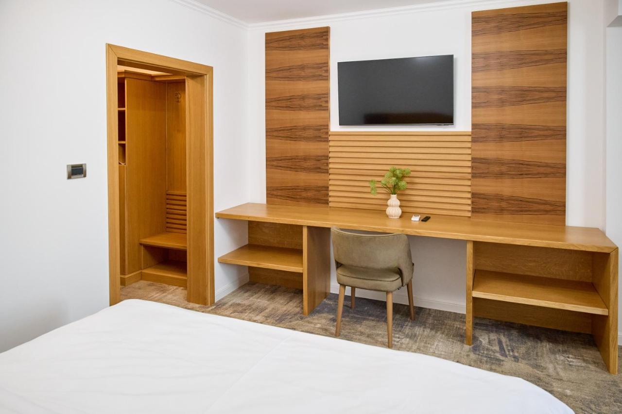 Hotel Eden Rimnicu Sarat Buitenkant foto