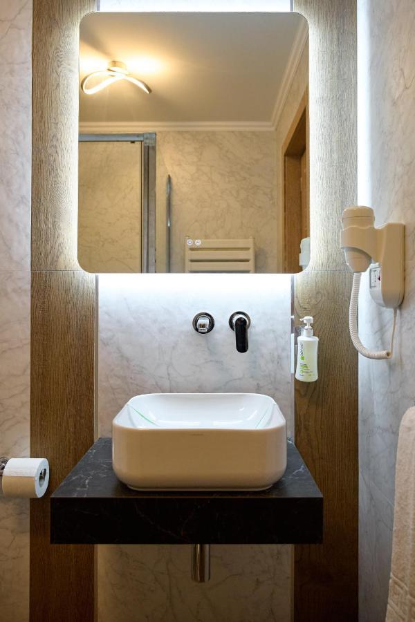 Hotel Eden Rimnicu Sarat Buitenkant foto