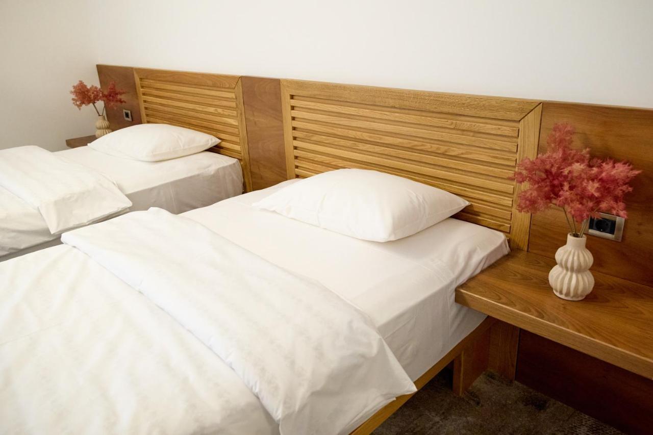 Hotel Eden Rimnicu Sarat Buitenkant foto