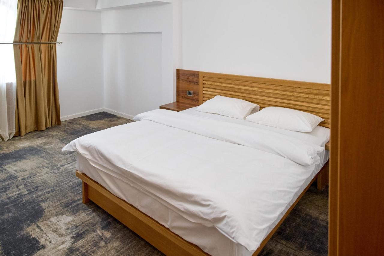 Hotel Eden Rimnicu Sarat Buitenkant foto