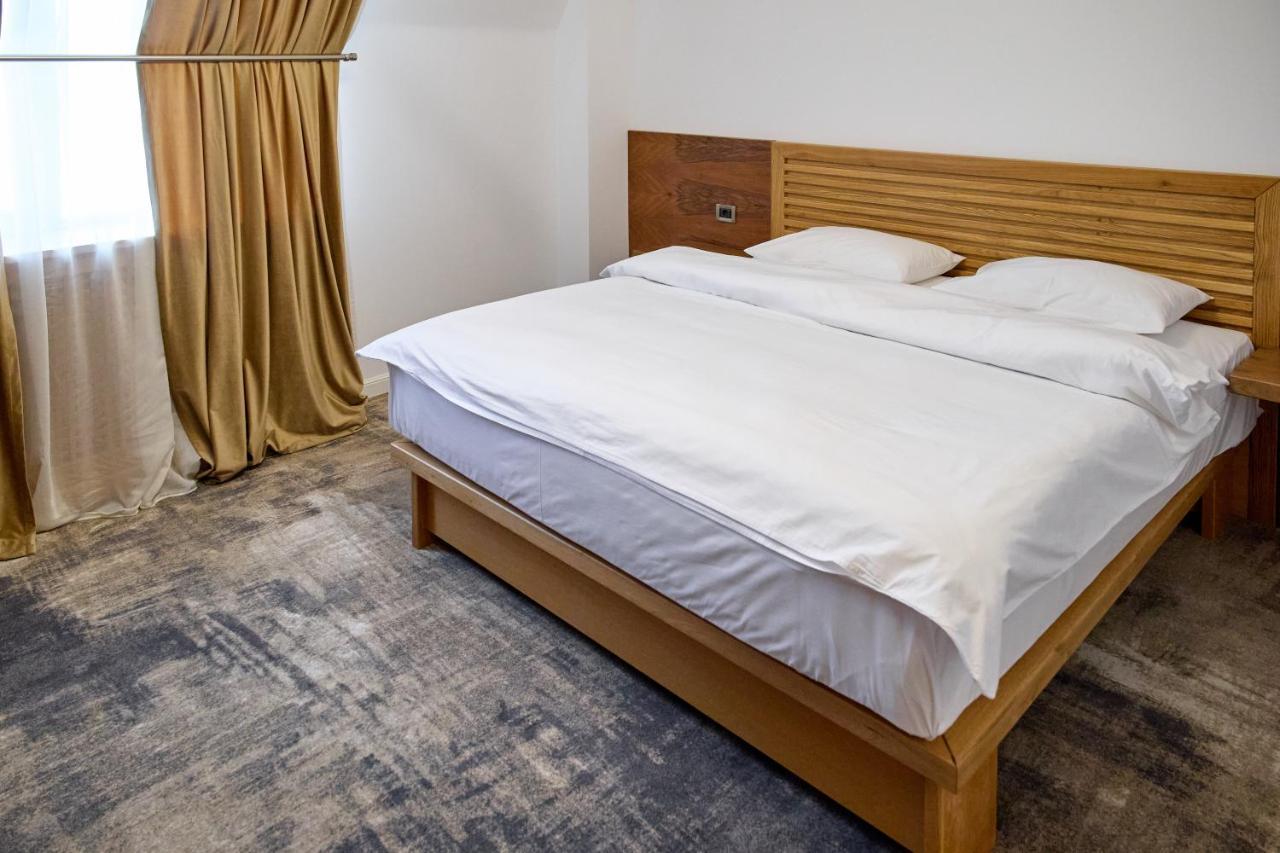 Hotel Eden Rimnicu Sarat Buitenkant foto