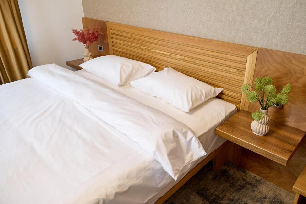Hotel Eden Rimnicu Sarat Buitenkant foto